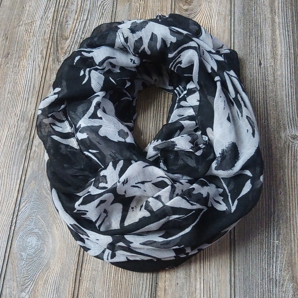 Lane Bryant Black & White Floral Pattern Print Lightweight Infinity Scarf - Picture 1 of 9